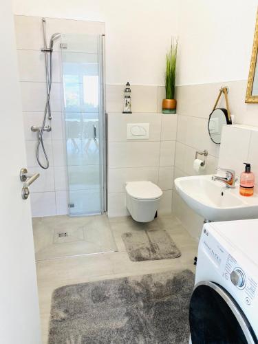 y baño con ducha, aseo y lavamanos. en Larimar Apartment Kirchheim am Neckar en Kirchheim am Neckar