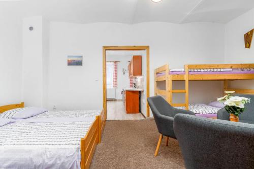 1 Schlafzimmer mit 2 Etagenbetten und einem Spiegel in der Unterkunft Za řekou in Mladé Buky