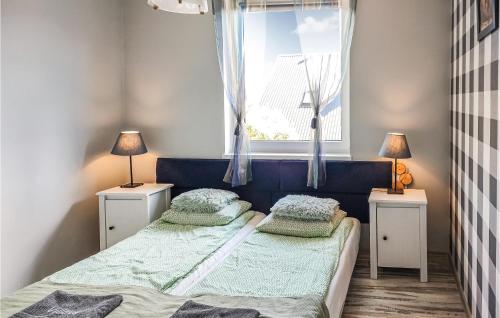 ライツァにあるBeautiful Home In Rajcza With Kitchenetteのベッドルーム1室(ベッド2台、窓付)