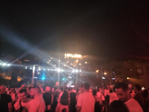 Une foule de gens à un concert la nuit dans l'établissement Coral Bay Roby, à Charm el-Cheikh