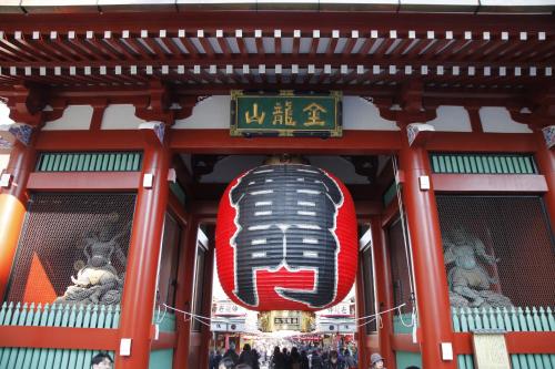 una cabeza gigante colgando de la entrada de un edificio en APA Hotel Asakusa Kaminarimon Minami en Tokio