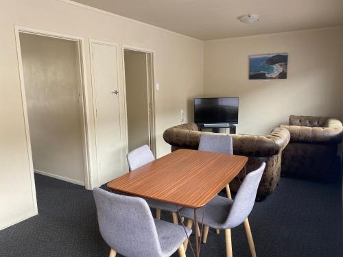 TV a/nebo společenská místnost v ubytování Wayfarer Motel