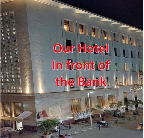 un hotel con un cartel que lee nuestro hotel frente al banco en Grand Agor Hotel Cairo, en El Cairo