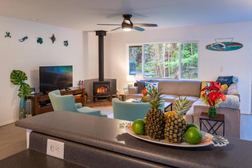 ein Wohnzimmer mit einem Tisch und einem Obstteller in der Unterkunft Mauna Ua in Volcano