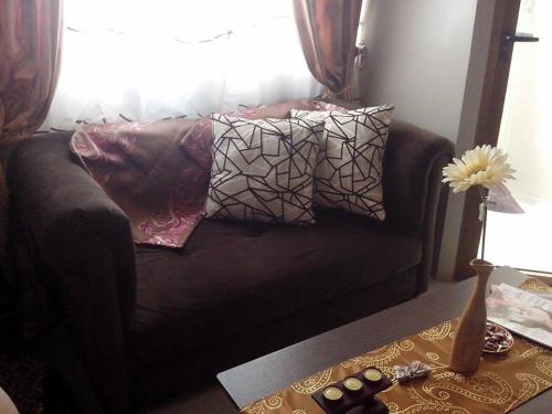 Ruang duduk di Monteluce Condominium Apartment