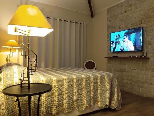 Televisyen dan/atau pusat hiburan di Pousada Quinta do Alto