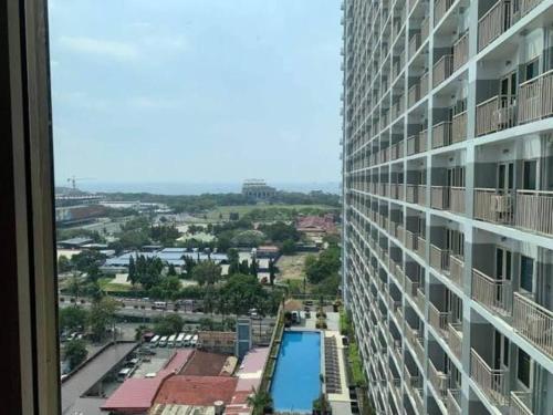 - Vistas a la piscina desde un edificio en SMDC Coast Residences Lovely Fully-furnished 1 BR Condo with pool, en Manila