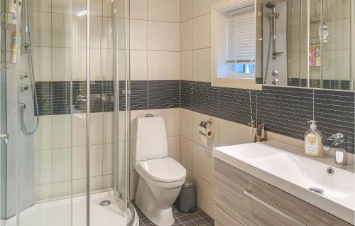 Ένα μπάνιο στο 4 Bedroom Lovely Home In Rysstad