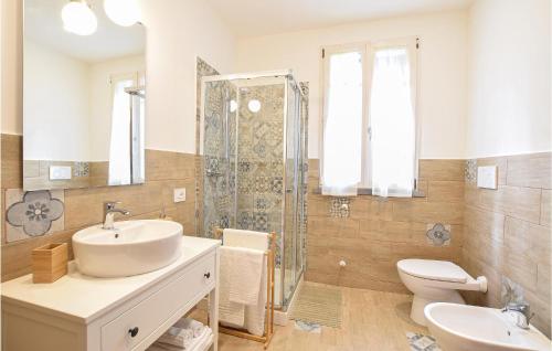 uma casa de banho com um lavatório, um WC e um chuveiro em Il Molino B em Rosignano Marittimo