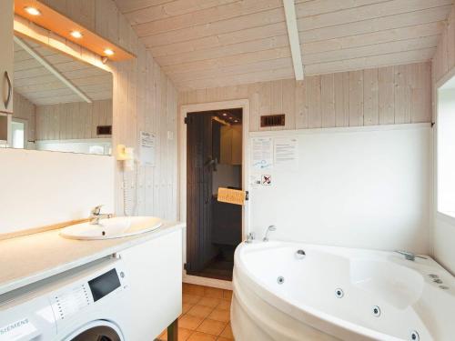 y baño con bañera, lavamanos y bañera. en Three-Bedroom Holiday home in Grömitz 5, en Grömitz