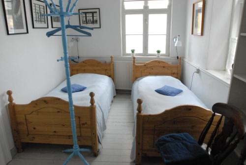 um quarto com duas camas e um poste em Bed & Breakfast Hasse Christensen em Ribe