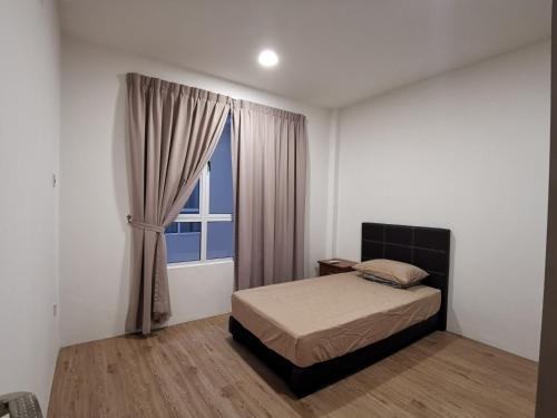 1 dormitorio con cama y ventana en Urban ONE Homestay 8pax 3Rooms en Kuching