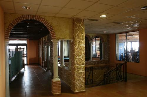 a hallway with an arch in a building at Hotel Restaurante Baños in Baños de la Encina