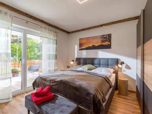 1 dormitorio con cama y ventana grande en Haus Hüttenberger en Going