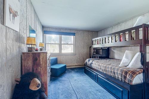 um quarto com uma cama e um ursinho de peluche em The Mountain House em Conway