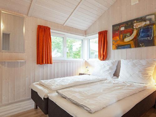 グレーミッツにあるThree-Bedroom Holiday home in Grömitz 13のベッドルーム1室(窓の前に大型ベッド1台付)