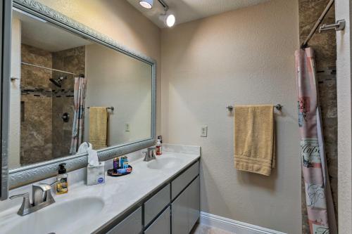 un baño con lavabo y espejo en Tempe Oasis 2 Mi to Sloan Park, Walk to ASU Campus, en Tempe