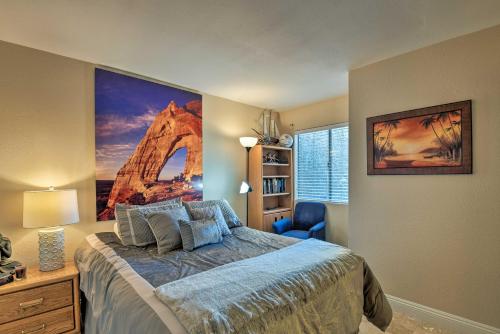 Un dormitorio con una cama con un cuadro en la pared. en Tempe Oasis 2 Mi to Sloan Park, Walk to ASU Campus, en Tempe