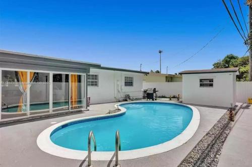 Luxury Pool Villa // 5BD 4BA – Photos 2