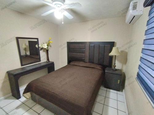 1 dormitorio con cama, tocador y espejo en Condominio 312 Loma Bonita, en San Carlos