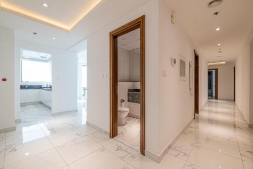 Spacious 3BDR Apartment and maid room with Burj Khalifa View في دبي: ممر فارغ مع مرحاض في مبنى