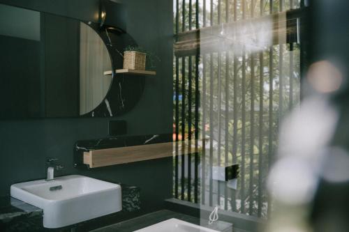y baño con lavabo y espejo. en INN BLOG HOTEL Pakbara, en Satun