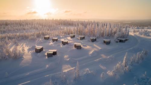 un grupo de mesas de picnic en la nieve en Ukkohalla Sky Cabin Glass Suite, en Hyrynsalmi