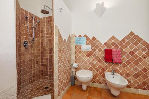 a bathroom with a toilet and a shower and a sink at Casa Erica in Palau