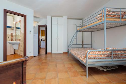 een slaapkamer met 2 stapelbedden en een badkamer bij Casa Erica in Palau