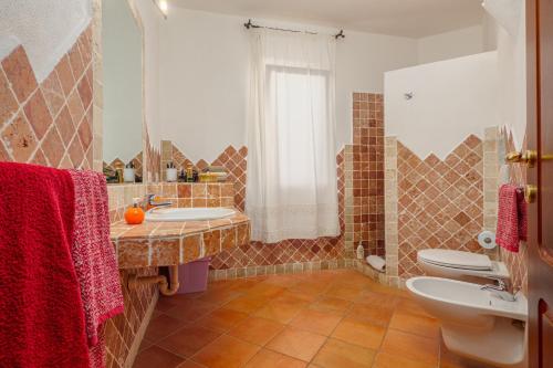 La salle de bains est pourvue de 2 lavabos et de 2 toilettes. dans l'établissement Casa Erica, à Palau