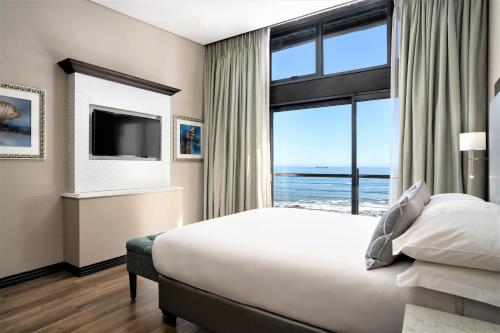 Ein Bett oder Betten in einem Zimmer der Unterkunft Premier Hotel Cape Town