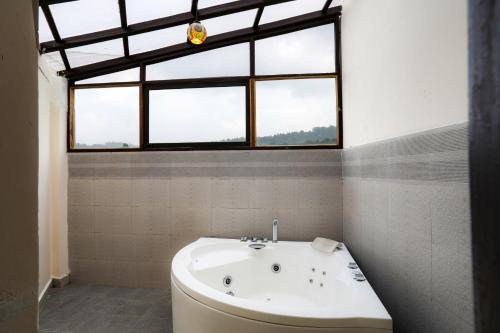 Bilik mandi di Corbett Panorama Resort