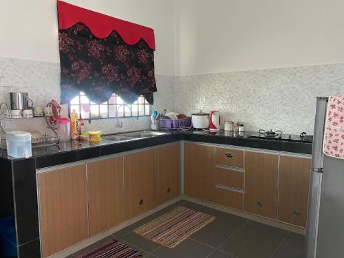 Η κουζίνα ή μικρή κουζίνα στο Ladiya Homestay Islamic