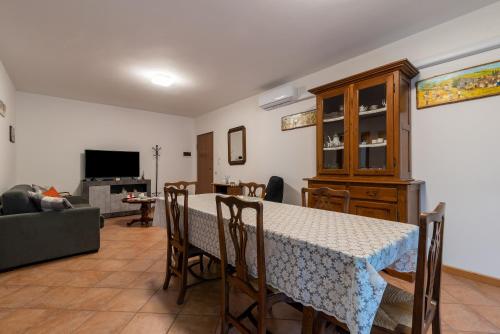 Uma TV ou centro de entretenimento em Casaentino