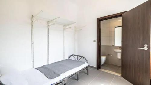 um quarto de hospital com uma cama e uma casa de banho em Hashtag Holiday Home - Luxury 2BDR Apartment on The Palm Azure Residences em Dubai