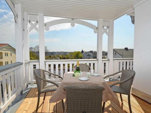 奥斯赛拜-塞林Villa Annika - Apt. 11的阳台上摆放着桌椅的门廊