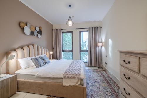 Postel nebo postele na pokoji v ubytování 1 Bedroom at Yansoon 4, Downtown Old Town with Garden View
