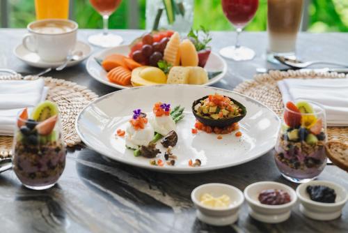 攀瓦海滩Amatara Welleisure Resort的一张桌子,上面放着一盘食物和水果