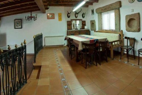 eine Küche und ein Esszimmer mit einem Tisch und Stühlen in der Unterkunft Casa Rural Lucía es una casa rural amplia con patio ideal para familias in Cabezas Bajas