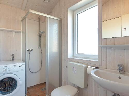 グレーミッツにあるTwo-Bedroom Holiday home in Grömitz 10のバスルーム(洗濯機、シンク付)