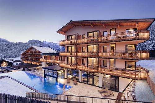 Nespecifikovaný výhled na hory nebo výhled na hory při pohledu z hotelu