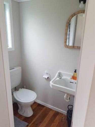 Ένα μπάνιο στο Beach Break Cabin - short walk to beach and cafes