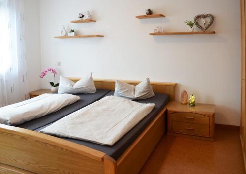 uma cama com duas almofadas num quarto em Ferienwohnung Nebenan em Ebern