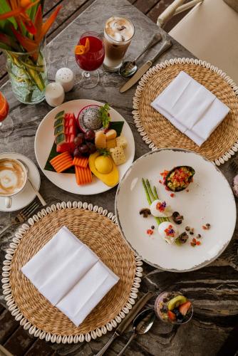 攀瓦海滩Amatara Welleisure Resort的桌子上摆满了食物