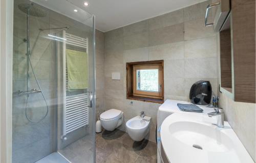 e bagno con doccia, servizi igienici e lavandino. di Cozy Home In Castello Tesino With Wifi a Castello Tesino