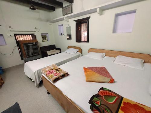 Un pat sau paturi într-o cameră la Sunrise Lodge