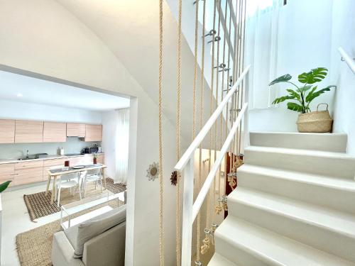 Una escalera en una casa con sala de estar en Casa Cal Music, en Altea