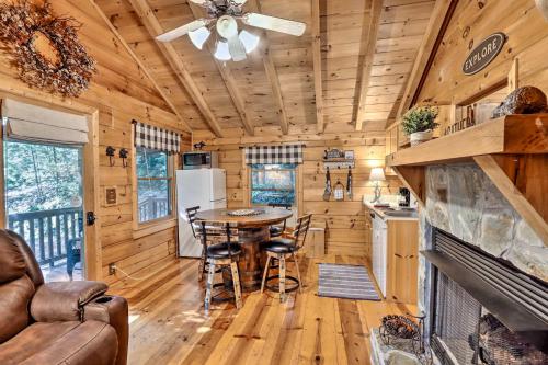 Two Bears Cabin Secluded Couples Retreat – Photos 3