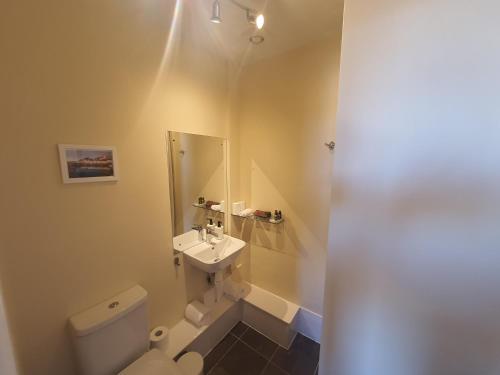 Un baño de The Cairns Leven