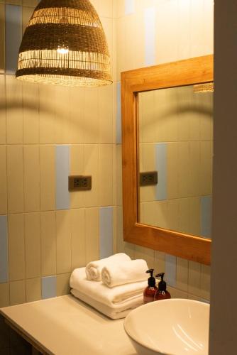 Un baño de Tints of Blue Hotel